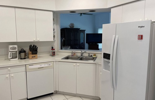 Naples Condo | 2-bedroom condo, 10-minute drive to Downtown and best beaches, price dropped !