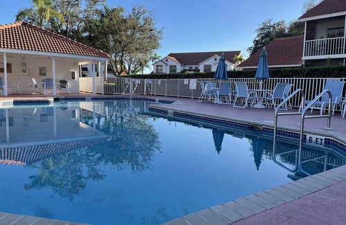 Naples Condo | 2-bedroom condo, 10-minute drive to Downtown and best beaches, price dropped !