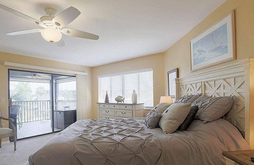 Cypress Lake Condo | 2 Bedroom Condo 72089 by Houzlet