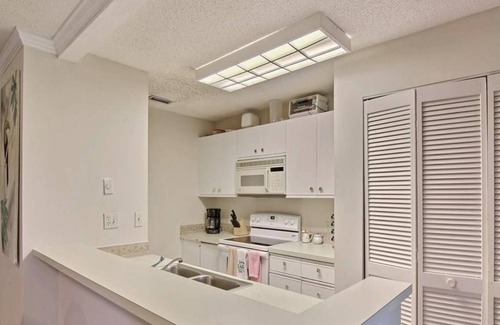 Wabasso Beach Condo | 2 Bedroom Condo 99380 by Houzlet
