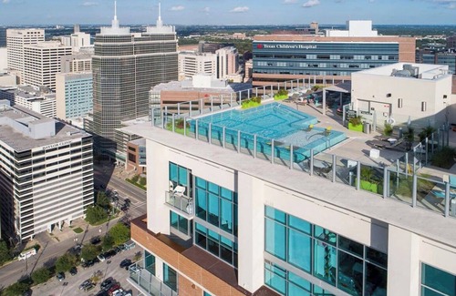 South Central Houston Condo | 2-bedroom condo in Heart of Texas Medical Center w/fitness, rooftop pool & more