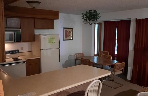 DuBois Condo | 2 Bedroom Condo in Lakeside Resort Community (1 Queen, 2 Twins)