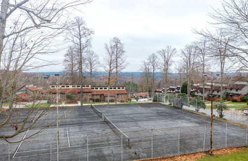 DuBois Condo | 2 Bedroom Condo in Lakeside Resort Community (1 King & 2 Queen Beds)
