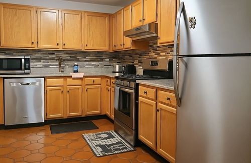 Gaithersburg Condo | 2-bedroom condo in charming Gaithersburg with AC, WiFi. Relax and unwind