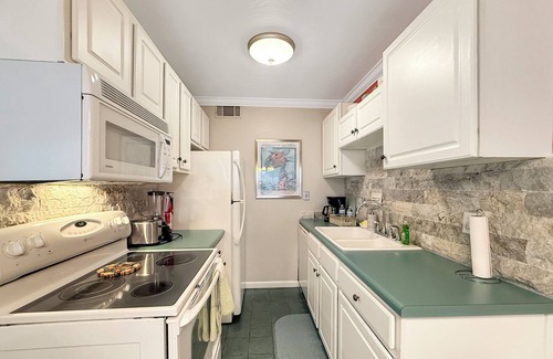 Northeast Virginia Beach Condo | 2-bedroom condo one block from the oceanfront.