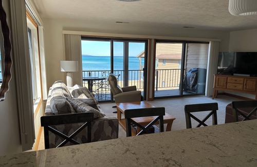 Traverse City Condo | 2-bedroom condo with AC, WiFi in lovely Traverse City