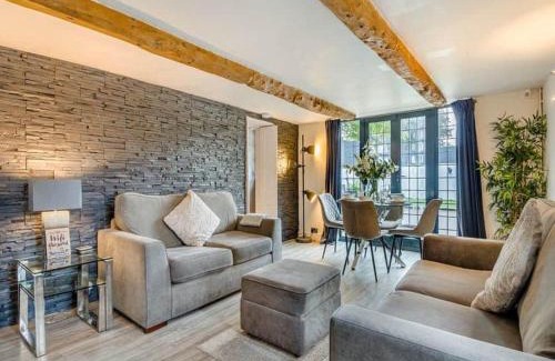 Hambrook House | 2 bedroom cosy cottage with hot tub in hambrook close to Bristol City Centre