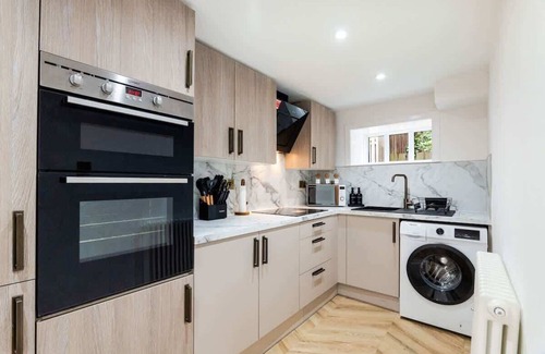 Newbattle House | 2 Bedroom Cottage-Free Parking