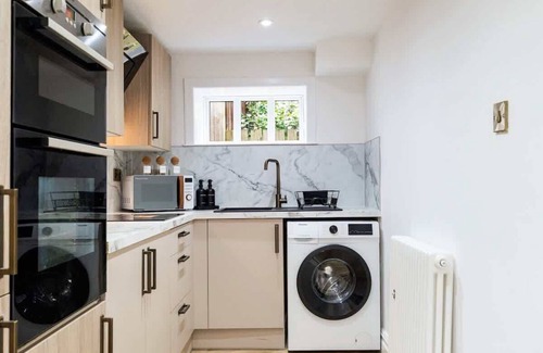 Newbattle House | 2 Bedroom Cottage-Free Parking