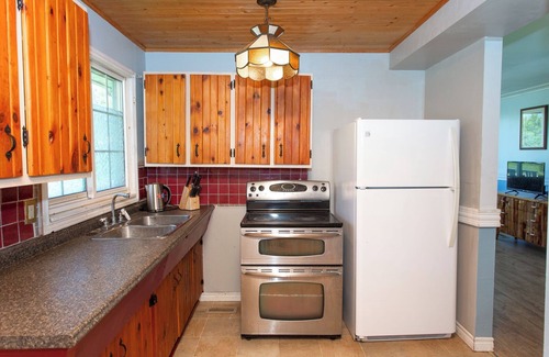 Kawartha Lakes House | 2-Bedroom Cottage Steps from Sandy Beach for fishing, boating, and Firepits