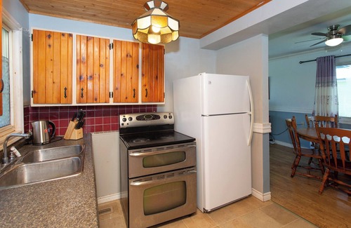 Kawartha Lakes House | 2-Bedroom Cottage Steps from Sandy Beach for fishing, boating, and Firepits