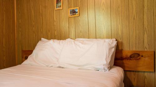 Gravenhurst House | 2-Bedroom Cottage #3 - Sugar Pine