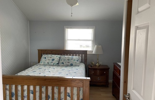 Irving Cottage | 2 bedroom cottage -5 Min. walk to Sunset Bay Beach-Lake Erie- fishing