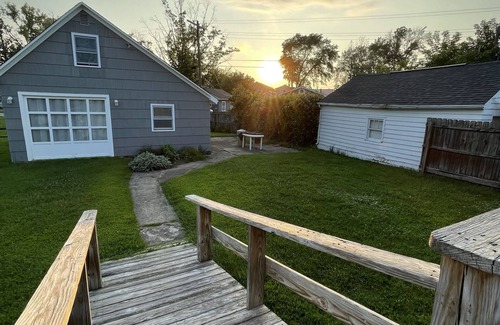 Irving Cottage | 2 bedroom cottage -5 Min. walk to Sunset Bay Beach-Lake Erie- fishing