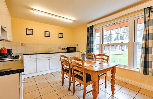 Eaton Mascott Cottage | 2 bedroom cottage in Dorrington, No Deposit