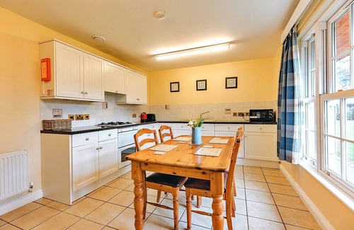 Eaton Mascott Cottage | 2 bedroom cottage in Dorrington, No Deposit