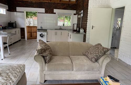 Greendale Cottage | 2 bedroom cottage in the leafy suburb of Greendale