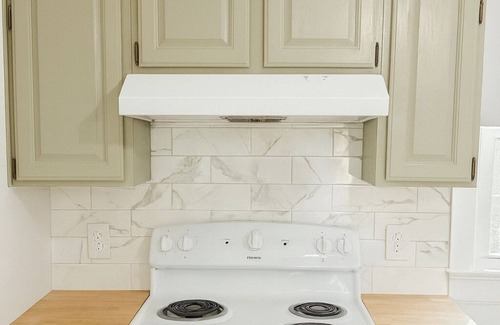 Farmville Cottage | 2 bedroom cottage in d-town Farmville, walking distance to Longwood University.