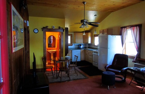 South Sanford Cottage | 2 Bedroom Cottage on the Lake! Sleeps 6