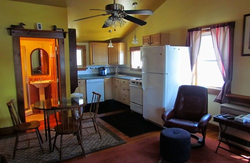 South Sanford Cottage | 2 Bedroom Cottage on the Lake! Sleeps 6