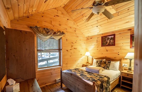 Long Lake Cottage | 2 Bedroom Cottage, sleeps 5