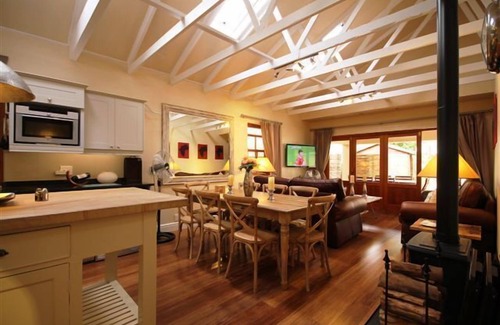 Constantia Cottage | 2 Bedroom Cottage, spacious open plan living area in the heart of Constantia