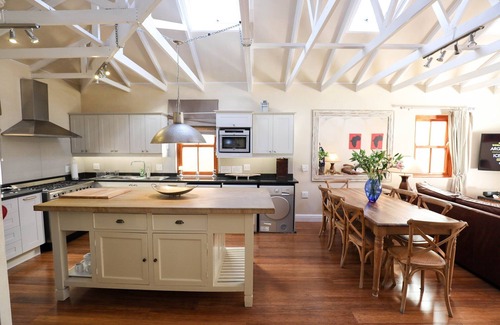 Constantia Cottage | 2 Bedroom Cottage, spacious open plan living area in the heart of Constantia