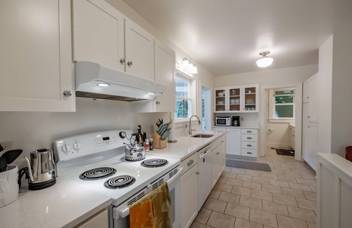 Corvallis Cottage | 2 Bedroom Cottage Vacation Rental Near OSU