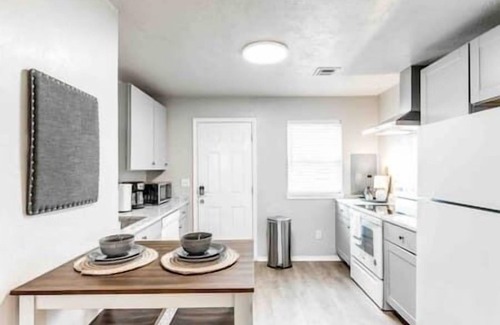 Edmond House | 2-Bedroom Cottage w/KING bed