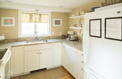 Higgins Beach Cottage | 2 Bedroom Cottage - Walk to the beach in 2 minutes