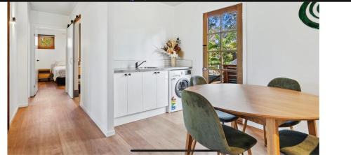 Chandler House | 2 Bedroom Cottage with Lagoon pool & spa