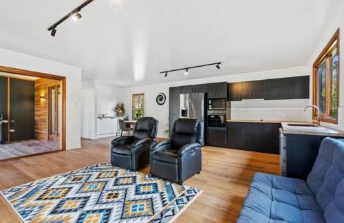 Chandler House | 2 Bedroom Cottage with Lagoon pool & spa