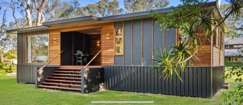 Chandler House | 2 Bedroom Cottage with Lagoon pool & spa