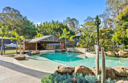 Chandler House | 2 Bedroom Cottage with Lagoon pool & spa