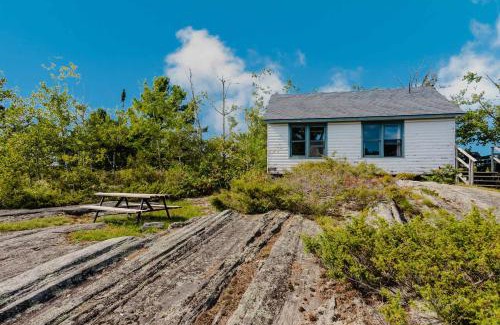 Carling House | 2-Bedroom Cottage with Stunning View - Rockwood #6