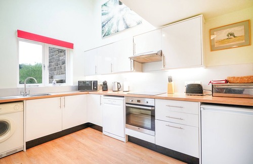 Hollow Meadows Cottage | 2 Bedroom Country Cottage well behaved pets welcome