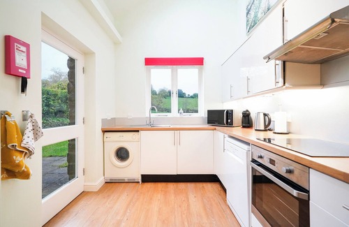 Hollow Meadows Cottage | 2 Bedroom Country Cottage well behaved pets welcome