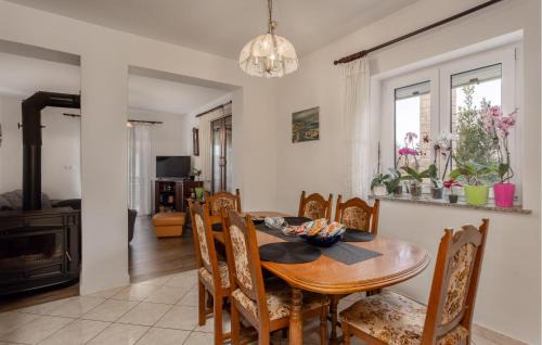 Vantacici Apartment | 2 Bedroom Cozy Apartment In Vantacici