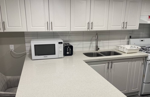 Beaconsfield Village House | 2 Bedroom Cozy Basement Apartment, Separate entrance + free Parking