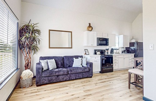 Barrett House | 2-bedroom cozy guest home with, gym, patio, shared pool and views
