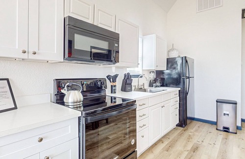 Barrett House | 2-bedroom cozy guest home with, gym, patio, shared pool and views