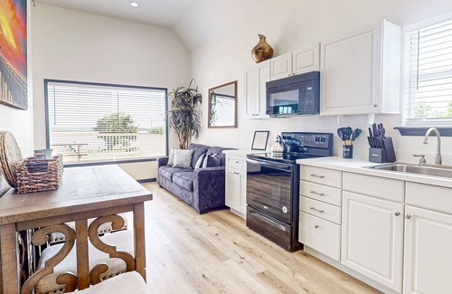 Barrett House | 2-bedroom cozy guest home with, gym, patio, shared pool and views