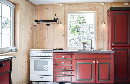 Selbjorn House | 2 bedroom cozy home in Stolmen