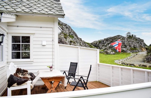 Selbjorn House | 2 bedroom cozy home in Stolmen