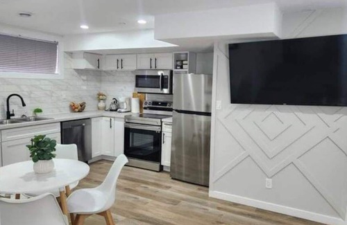 Saskatoon House | 2 Bedroom Cozy Suite in Rosewood