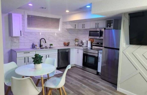 Saskatoon House | 2 Bedroom Cozy Suite in Rosewood