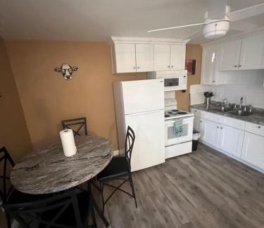 Bullhead City Apartment | #2 bedroom cozy SUITE, 1 min walk to the beach #