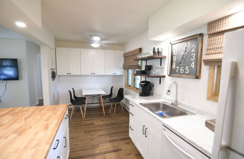 Oregon House | 2 Bedroom Cul De Sac Cottage in Town