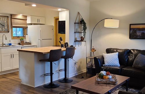 Oregon House | 2 Bedroom Cul De Sac Cottage in Town