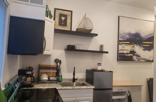 Des Moines Cottage | 2-bedroom DADU unit in tranquil Des Moines.